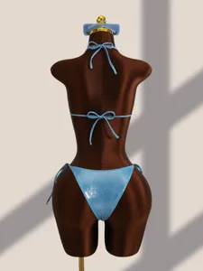 Detail achterzijde van glanzende lichtblauwe bikini zwemkleding met mooie bandjes.