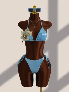 Gedetailleerd overzicht van sexy glanzende 3-delige bikini met prachtig geborduurd bloemdesign.