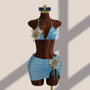 2026 sexy glanzende driedelige bikiniset met geborduurde bloemdetails, prachtige badmode.