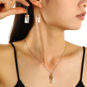 Gros plan détail du collier et des boucles d'oreilles fantôme lumineux d'Halloween.