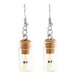 Détail boucles d'oreilles flacon en verre fantôme, pendentif transparent avec fantôme, bijoux.