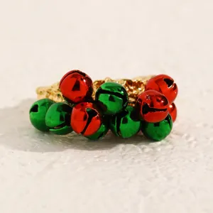 Vue rapprochée et détaillée de la bague festive composée de clochettes rouges et vertes.