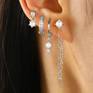Meerdelig zilveren zirkonia kunstparel piercing set, detailopname van modieuze oorbellen.