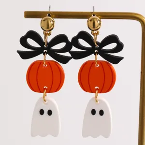 Pendientes de fantasma calabaza de Halloween, vista detallada de joyeria festiva.