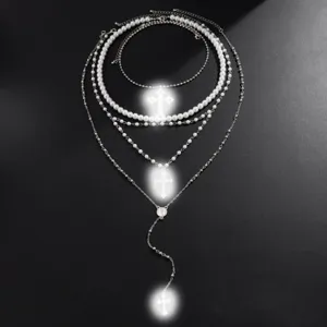 Collar de cadena de metal y perlas multicapa con colgante de cruz, estilo gótico.