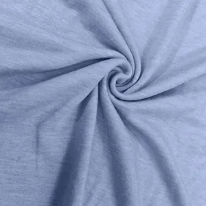 Dettaglio della trama del tessuto in maglia azzurro per t-shirt di cotone traspirante.