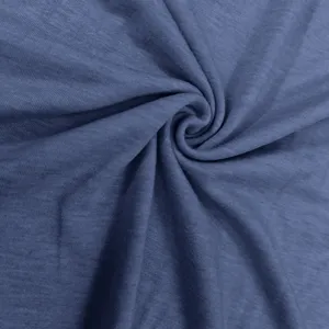Dettaglio tessuto in maglia blu, texture materiale t-shirt estiva traspirante ora.