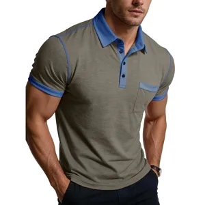 Primo piano dettagliato del colletto della polo da uomo, rifinitura blu e tasca.