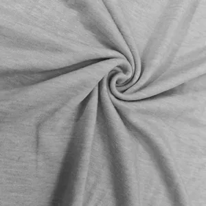 Primo piano della texture del tessuto in maglia grigio morbido, dettaglio traspirante per t-shirt