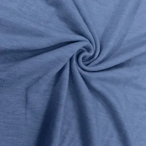 Dettaglio in primo piano della morbida trama del tessuto in maglia traspirante blu estivo.