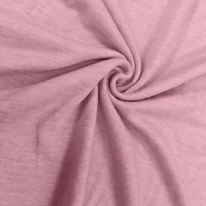 Rotolo di tessuto jersey di cotone rosa, materiale morbido traspirante per magliette.