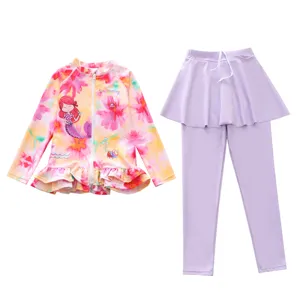 Detailansicht des süßen Kinder-Split-Badeanzugs mit Blumenmuster und lila Hosen.