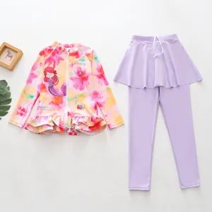 Kinder Langarm geteilter Badeanzug mit niedlichem Blumen-Meerjungfrauen-Druck und Rockhose Detail.