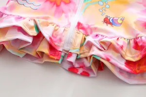 Detailaufnahme von bunter Kinder-Badekleidung mit tollem Krabben-Muster und Rüschen.