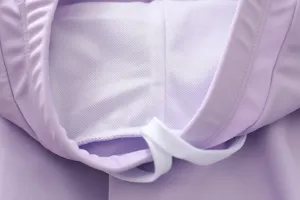 Kinder Badebekleidung Detail Nahaufnahme heller lila Stoff mit Kordelzug und Netzfutter.