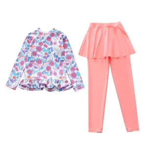 Kinder Langarm Zweiteiler Badeanzug Set mit Blumen Regenbogen Druck und rosa Rock Leggings.