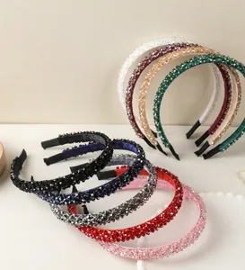 Detailaufnahme des handgefertigten Kristall-Perlen-Haarreifs im koreanischen Stil mit Strass.