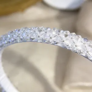 Nahaufnahme Detail eines breiten Kristall Perlen Haarreifs, glitzernde Strasssteine.