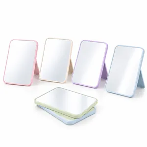Miroir de maquillage de bureau pliable portable avec joli cadre en plastique coloré.