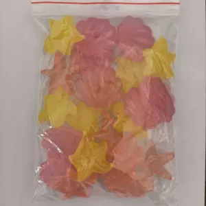 Wiederverwendbare Plastikeiswürfel in Muschel- und Sternform, bunte Detailaufnahme.