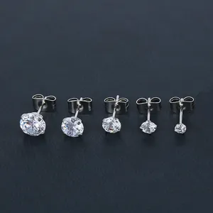 Vue detaillee de jolies boucles d'oreilles clous en zircone eclatante de tailles variees.