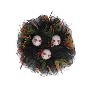 Guirnalda de terror de Halloween con malla negra y cabezas de muñecas sangrientas.