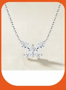 Detailansicht der zarten silbernen Schmetterlingshalskette mit funkelndem Marquise-Zirkonia.