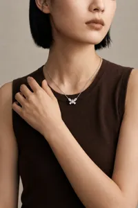Elegante Kristall Schmetterling Silber Halskette für Damen, feines Schmuck Design.