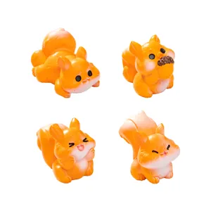 Set van schattige mini oranje eekhoorn beeldjes, perfect voor microlandschap en DIY.