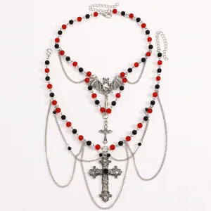 Collana multistrato gotica con perle rosse nere catena argento croce pendente punk