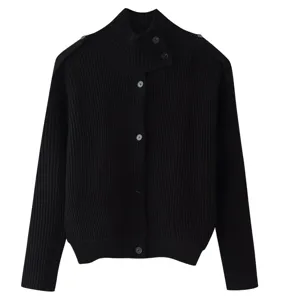Cárdigan de punto negro para mujer con cuello alto, botones asimétricos y detalles elegantes.