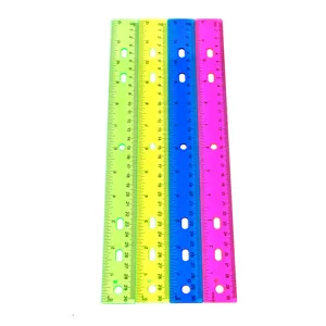 Vista dettagliata del righello cavo in plastica colorata 30cm, strumento di cancelleria.