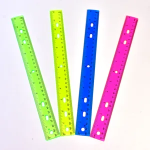 Righello dritto in plastica colorata da 30cm con 6 fori, ideale per scuola e ufficio.