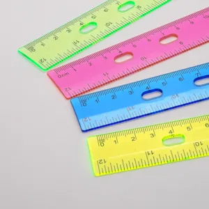 Righe in plastica trasparente colorata con scala e fori, ideali per scuola e ufficio.