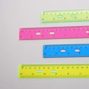 Primo piano righelli plastica colorata, design cavo, cancelleria per studenti e strumento disegno.