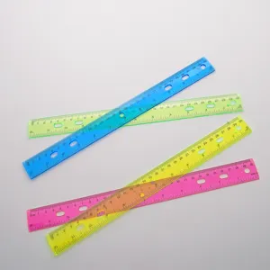 Vista dettagliata di righelli dritti in plastica colorata da 30 cm con 6 fori e scale.