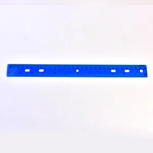 Vista dettagliata di un righello in plastica blu da 30 cm con 6 fori e scale di misurazione.