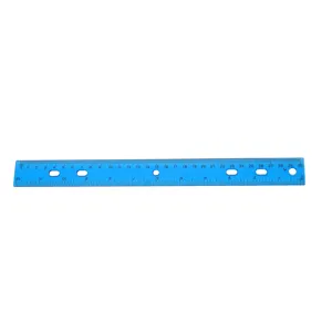 Righello dritto in plastica da 30 cm con fori per disegno scolastico e ufficio.