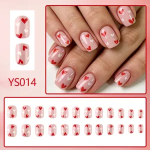 Korte vierkante glanzende roze neppe nagels met rode witte harten, 24 stuks set.
