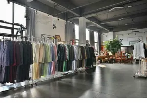 Showroom detailweergave met ordelijke rekken van herenpakken en broeken voor zakelijk gebruik.