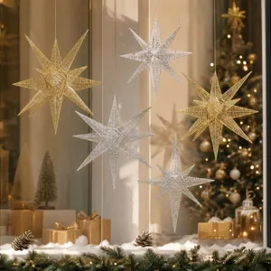 Detailansicht hängender 3D-Eisenstern-Dekorationen in Gold und Silber für Weihnachten.
