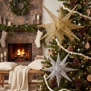 Nahaufnahme von glitzernden gold und silbernen 3D-Stern-Anhängern am Weihnachtsbaum.