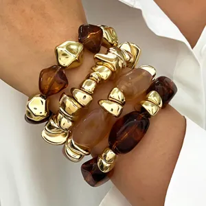 Gestapelte unregelmässige Harz und goldene CCB Perlen Armbänder Set Damen Mode Detailansicht.