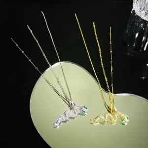 Elegante Schlangen-Anhänger Halskette mit glitzernden Steinen und grünen Augen Modeschmuck.
