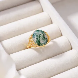 Elegante mosagaat ring in verguld zilver met een prachtig fijn bladmotief voor dames.