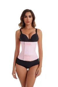 Vista dettagliata della fascia girovita rosa con cinturini regolabili per compressione.