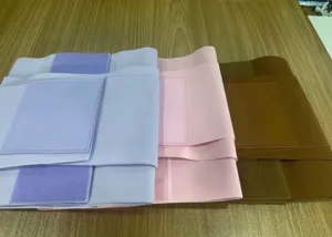 Vista dettagliata della cintura stringivita elastica, fascia per addome in vari colori.