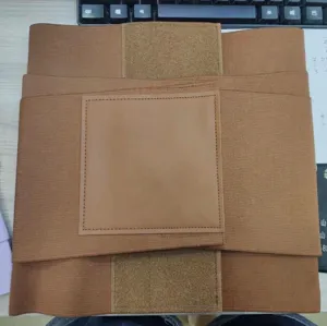 Vista dettagliata della cintura stringivita marrone, con tessuto elastico e rinforzo in velcro.