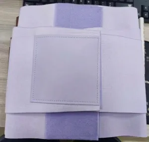Vista dettagliata della cintura dimagrante viola in tessuto elastico con chiusura in velcro.