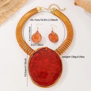 Vue détaillée de l'ensemble collier et boucles d'oreilles en pierres précieuses géométriques.